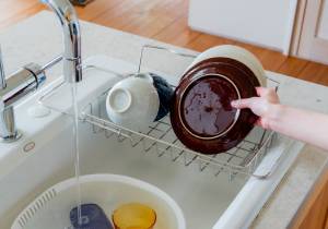 すっきり暮らす立て掛けられるシンク渡し水切り