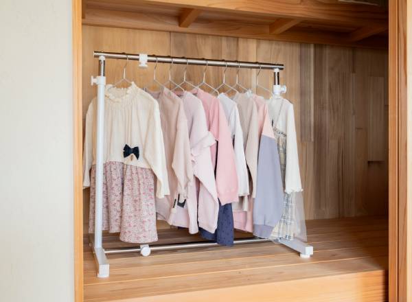 伸縮式クローゼット内ハンガーラック